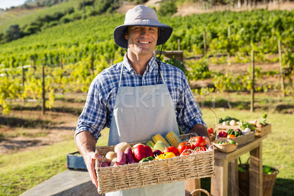 Portré boldog gazda tart kosár friss zöldségek Stock fotó © wavebreak_media