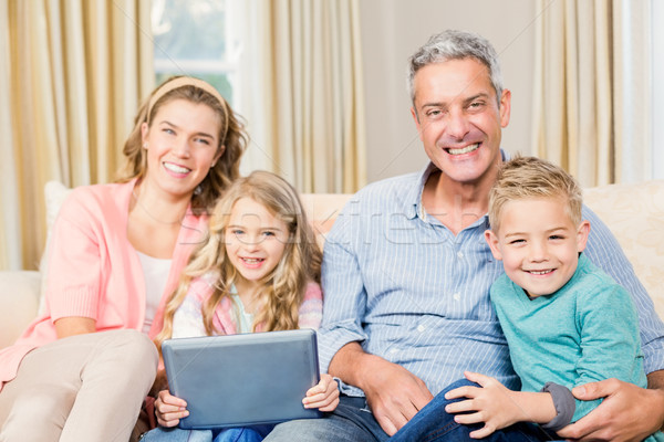 Foto stock: Família · feliz · comprimido · sofá · sala · de · estar · menina · homem