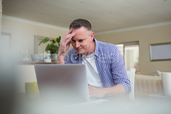 Stock foto: Beunruhigt · Mann · mit · Laptop · Wohnzimmer · home · Haus