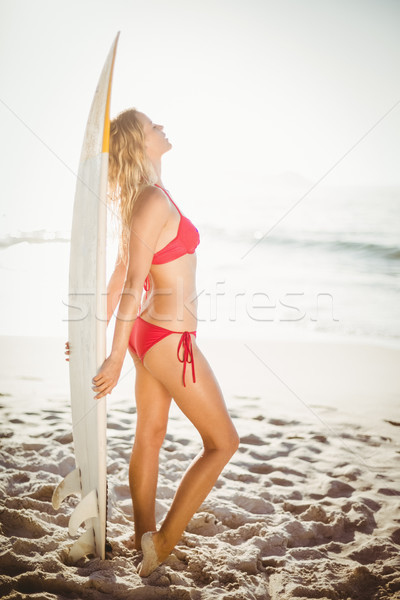 Vrouw bikini permanente surfboard strand Stockfoto © wavebreak_media