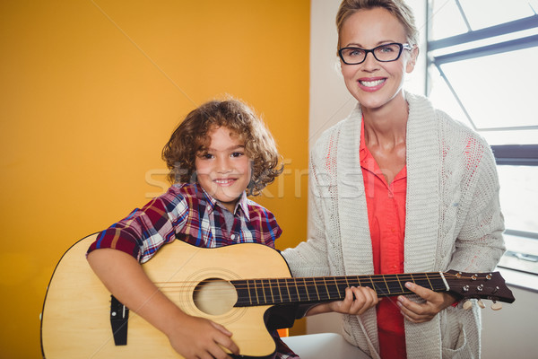 Jongen leren spelen gitaar helpen leraar Stockfoto © wavebreak_media