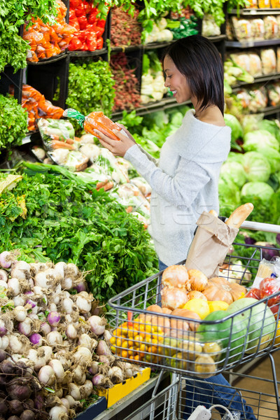 Foto stock: Mulher · compra · cenoura · orgânico · seção · supermercado