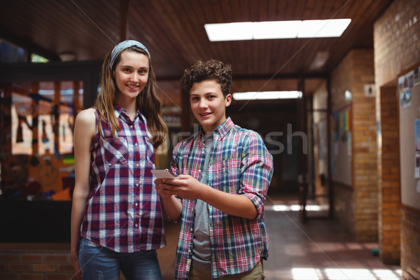 Klassenkameraden Handy Korridor Schule Porträt Mädchen Stock foto © wavebreak_media