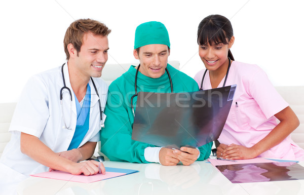 Médico equipe olhando raio x branco homem Foto stock © wavebreak_media