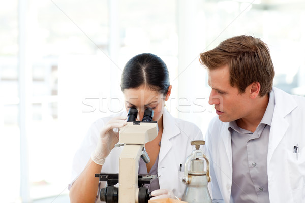 Studenţi ştiinţă lucru microscop atractiv femeie Imagine de stoc © wavebreak_media