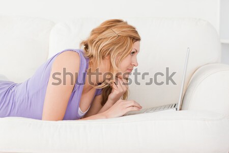累 女孩 坐在 床 白 頭髮 商業照片 © wavebreak_media
