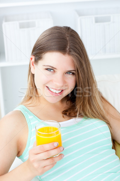 Femeie atragatoare potabilă suc de portocale faţă păr fruct Imagine de stoc © wavebreak_media