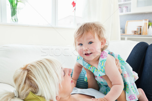 Szőke anya játszik lánygyermek nappali nő Stock fotó © wavebreak_media