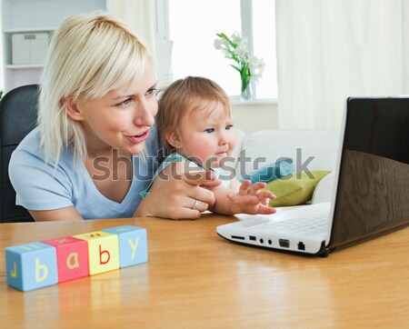 Lelkes lánygyermek ül laptop nappali otthon Stock fotó © wavebreak_media