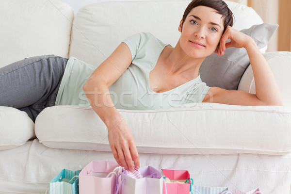 Frau Einkaufstaschen Wohnzimmer Mädchen Lächeln Stock foto © wavebreak_media