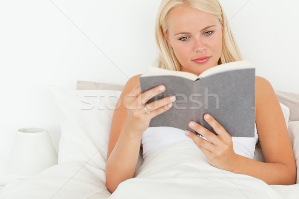 Drăguţ femeie lectură carte dormitor mână Imagine de stoc © wavebreak_media