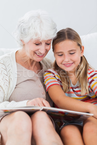 Сток-фото: девочку · чтение · бабушка · сидят · диване · дома