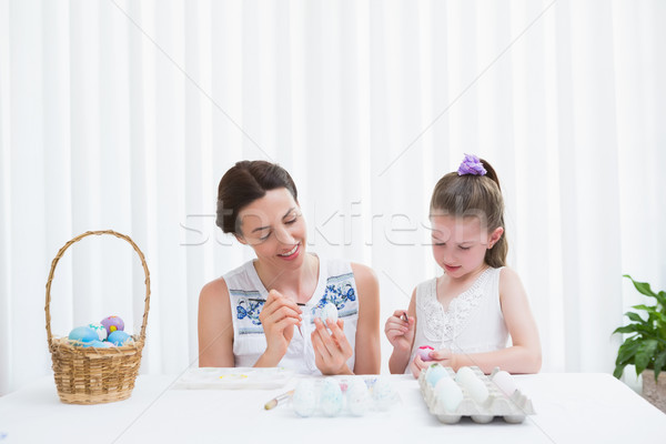Anya lánygyermek festmény húsvéti tojások otthon nappali Stock fotó © wavebreak_media