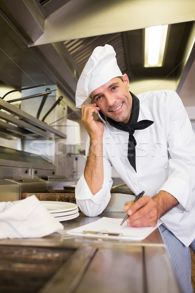 Stockfoto: Mannelijke · kok · schrijven · mobieltje · keuken