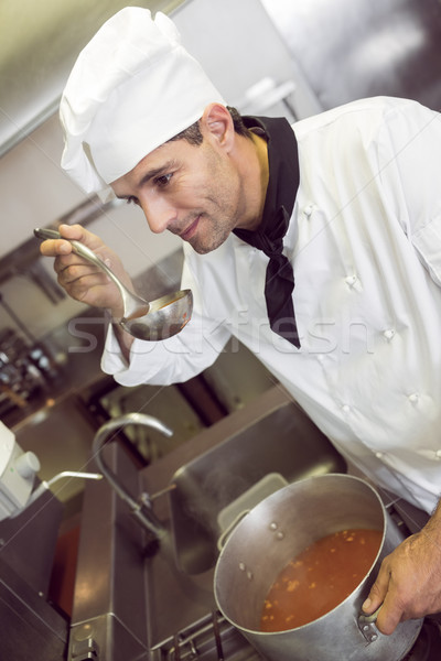 Masculino cozinhar degustação comida cozinha concentrado Foto stock © wavebreak_media