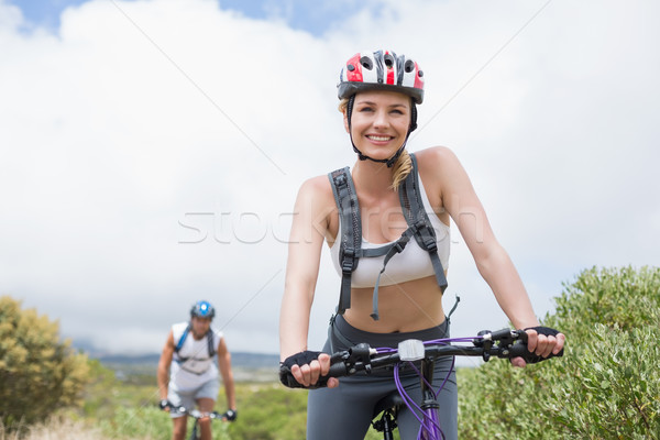 [[stock_photo]]: S'adapter · couple · vélo · montagne · sentier