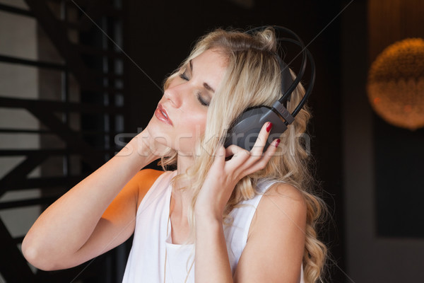 Bella ascoltare musica discoteca bar Foto d'archivio © wavebreak_media