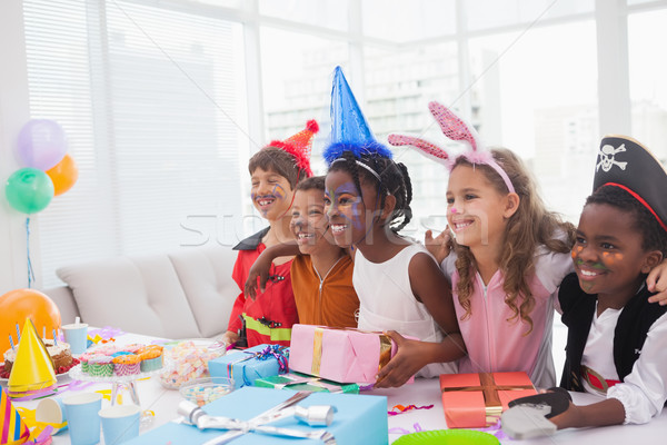 Heureux enfants fête d'anniversaire maison salon [[stock_photo]] © wavebreak_media