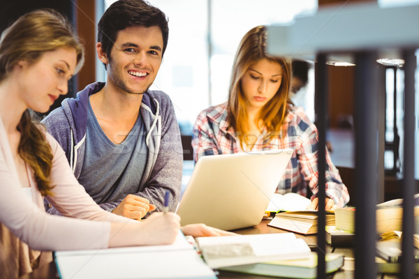 Stockfoto: Student · naar · camera · studeren · klasgenoten · bibliotheek