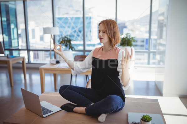 Gyönyörű igazgató meditál asztal iroda számítógép Stock fotó © wavebreak_media