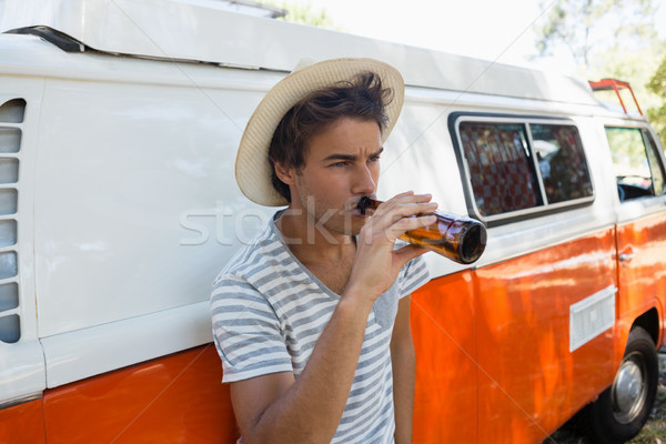 Mann trinken Bier Flasche Park junger Mann Stock foto © wavebreak_media