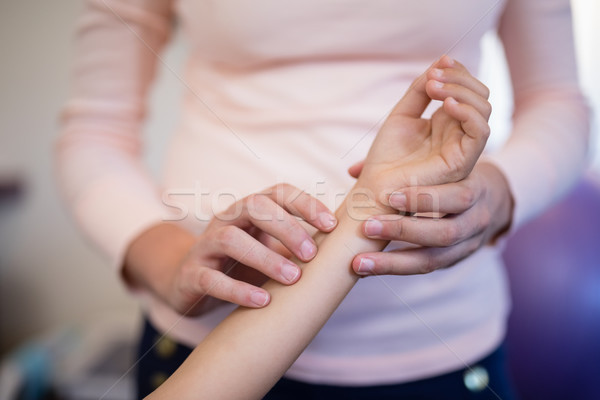 Stock foto: Weiblichen · Therapeut · Puls · Prüfung · Zimmer