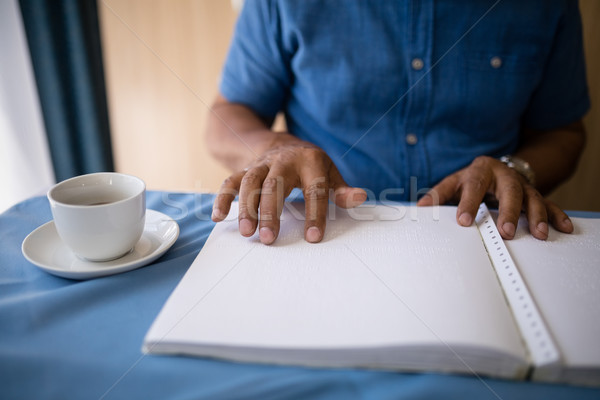 Senior man lezing boek koffiekopje tabel Stockfoto © wavebreak_media