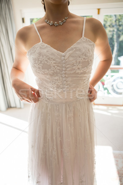 Femme robe de mariée permanent maison jeune femme main Photo stock © wavebreak_media