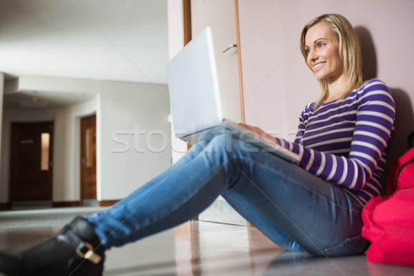 Homme étudiant séance utilisant un ordinateur portable collège [[stock_photo]] © wavebreak_media