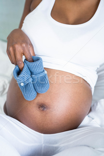 Mujer embarazada zapatos de bebé dormitorio casa Foto stock © wavebreak_media