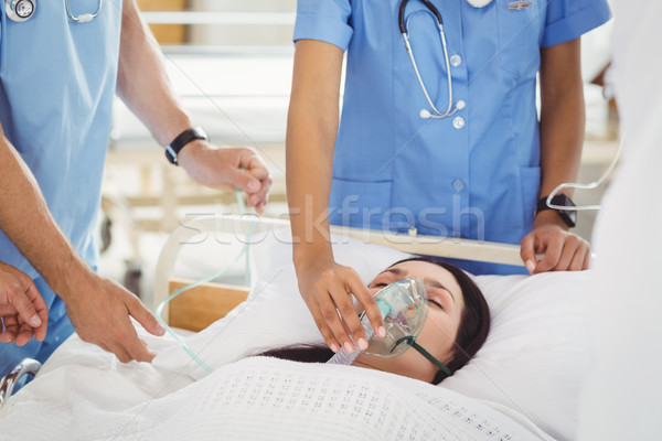 Doktorlar oksijen maskesi hasta hastane kadın hemşire Stok fotoğraf © wavebreak_media