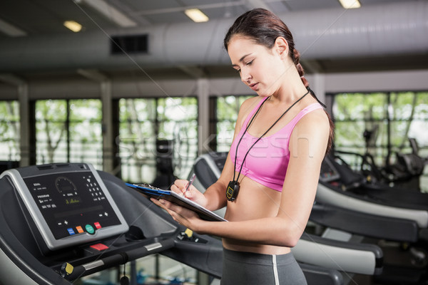 Ausbilder schriftlich Zwischenablage Laufband Fitnessstudio Frau Stock foto © wavebreak_media