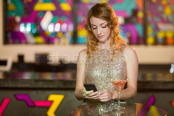 Jonge vrouw mobiele telefoon bar vrouw gelukkig glas Stockfoto © wavebreak_media