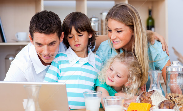 Familie met behulp van laptop ontbijt keuken meisje glimlach Stockfoto © wavebreak_media