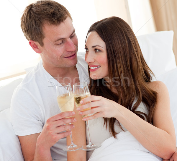 Romantic cuplu potabilă şampanie pat acasă Imagine de stoc © wavebreak_media