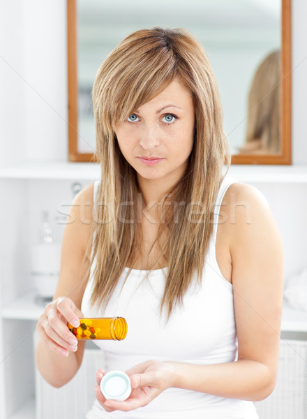 Caucásico mujer toma pastillas mirando cámara Foto stock © wavebreak_media