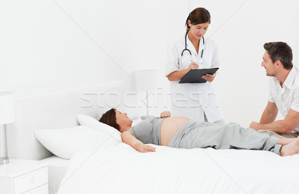 Zwangere vrouw echtgenoot verpleegkundige glimlach gelukkig home Stockfoto © wavebreak_media