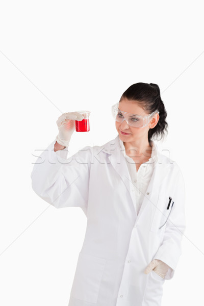 Om de ştiinţă femeie uita roşu cupa laborator Imagine de stoc © wavebreak_media