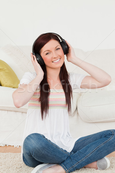 Foto stock: Boa · aparência · mulher · ouvir · música · fones · de · ouvido · sessão · tapete