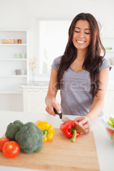 Gut aussehend weiblichen Kochen Gemüse stehen Küche Stock foto © wavebreak_media