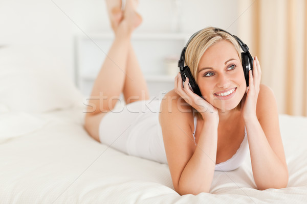 Cute Frau Musik hören Schlafzimmer Kamera Stock foto © wavebreak_media