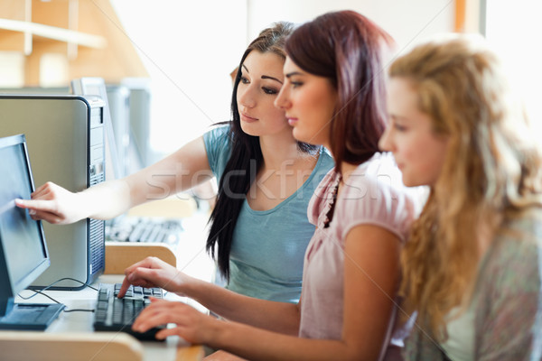 Foto stock: Bonitinho · estudantes · quarto · computador · mulher