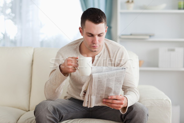 男子 閱讀 新聞 飲用水 咖啡 客廳 商業照片 © wavebreak_media