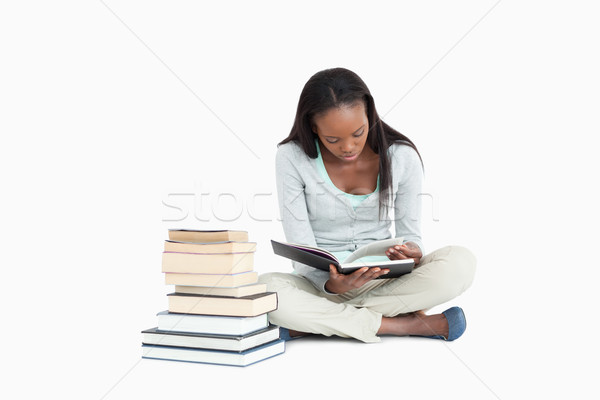 Foto stock: Mulher · jovem · leitura · livros · branco · livro