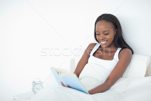 Mutlu kadın okuma kitap yatak odası gülümseme Stok fotoğraf © wavebreak_media