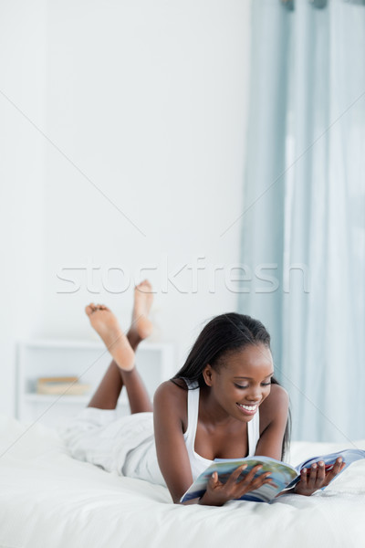 Foto stock: Retrato · mulher · jovem · leitura · revista · quarto · sorrir