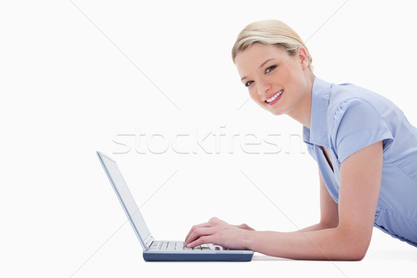 側面圖 微笑的女人 筆記本電腦 白 計算機 微笑 商業照片 © wavebreak_media