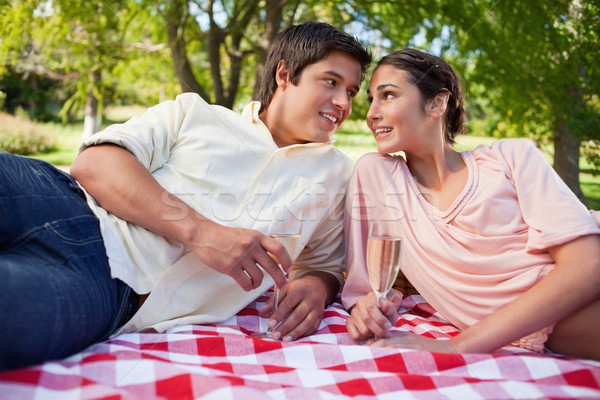 Foto stock: Dos · amigos · sonriendo · mirar · otro · mentir