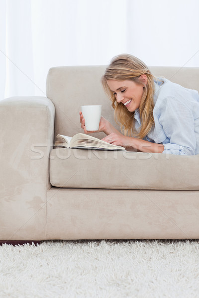 Femme souriante tasse café lecture livre [[stock_photo]] © wavebreak_media