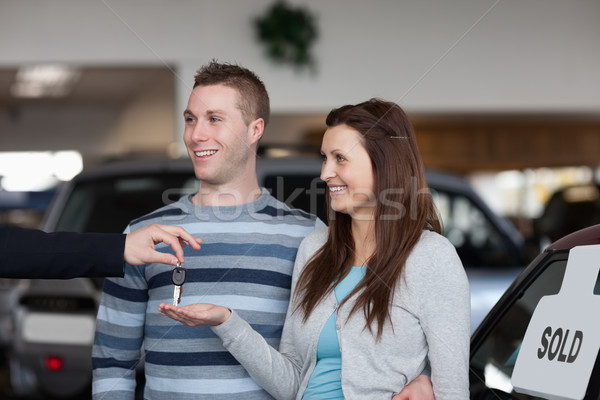 Stockfoto: Verkoper · autosleutels · vrouw · handel · pak · vrouwelijke